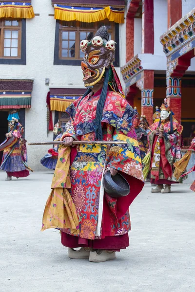 Monk with colored clothes and mask performs Cham dances, ritual dancing at Takthok festival, Ladakh, Lamayuru Gompa, India — Stock Photo, Image