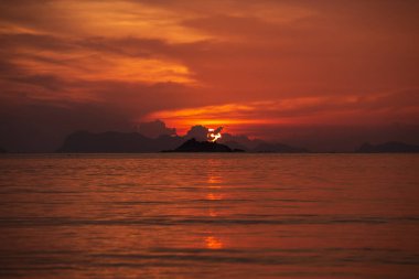Dramatik bulutlar ve güzel bir gün denize sıfır güzel renkli güneş doğarken
