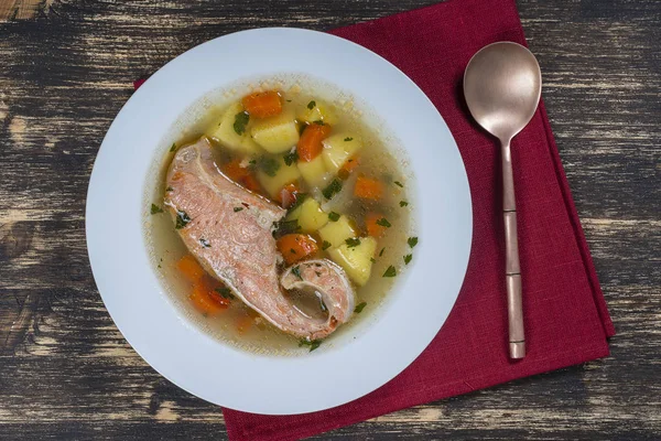 Свіжий рибний суп з лососем з морквою та картоплею в білій тарілці, крупним планом — стокове фото