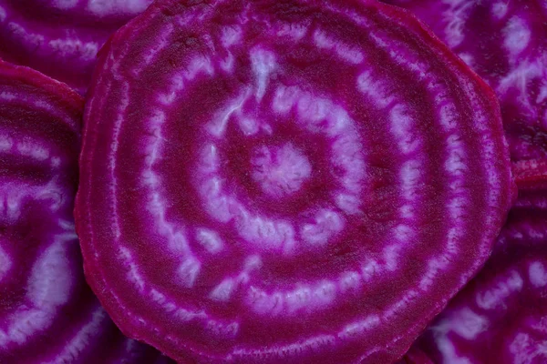 Red beetroot slice closeup. Purple beet cut in half with the texture of pulp. Beetroot slices background, top view — Stock Photo, Image