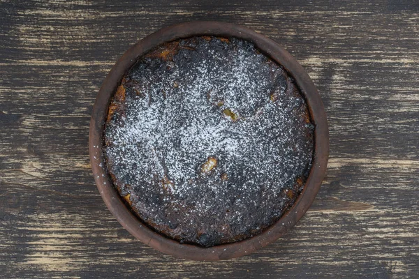 Casserole sucrée avec une croûte brûlée sur une table en bois. Bol en céramique avec casserole au fromage cottage cuit, gros plan — Photo