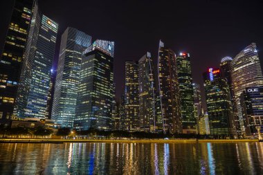 Singapur Skyline ve Marina Körfezi 'ndeki gökdelenleri gece görüşü. Finans bölgesinin Singapur şehri