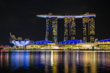 Marina Bay Sands, Singapur 'un gece görüşünde Marina Körfezi' ne bakan birleşik bir tatil beldesi.