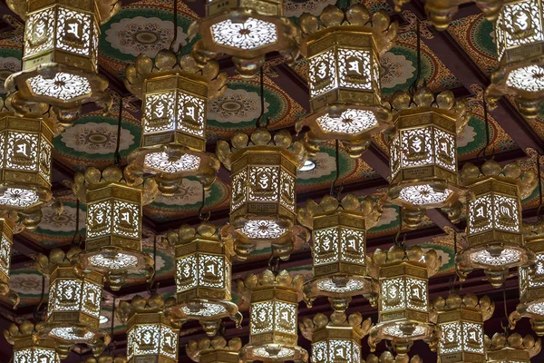 Dekoratív fények Szingapúrban Kínai templom a kínai negyedben — Stock Fotó