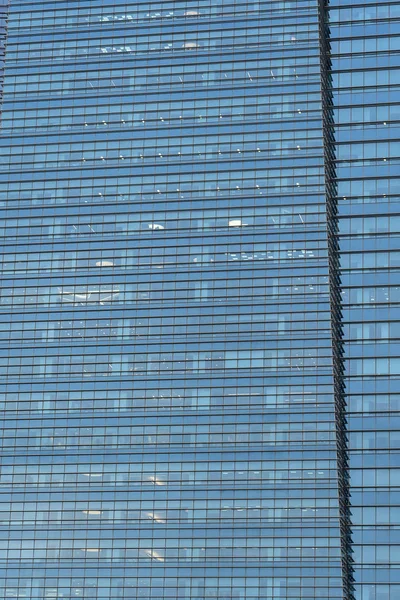 Architecture en verre bleu design de façade dans la ville urbaine, centre-ville de Singapour dans le quartier financier. Bâtiments de bureaux fenêtres . — Photo