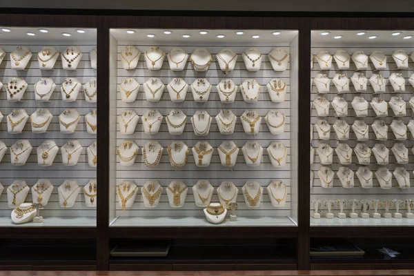 Gioielli collane d'oro anelli bracciali guardare ricchezza, Gioielli anelli di diamanti e collane mostrano in vetrina vetrina negozio di lusso sfondo . — Foto Stock