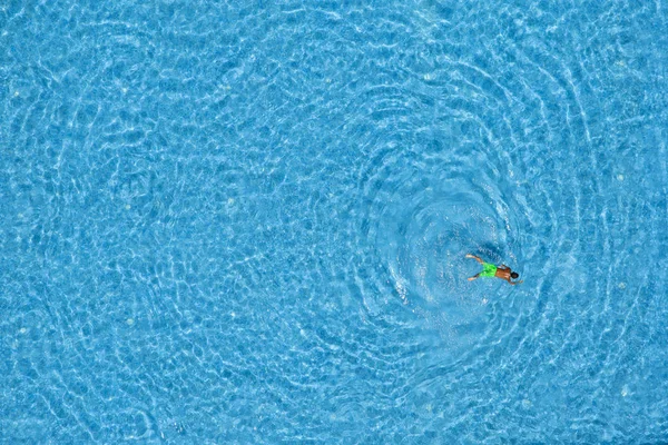 Menino nadando em uma piscina, vista superior — Fotografia de Stock