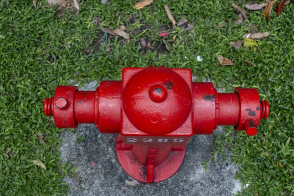 Czerwony hydrant przeciwpożarowy na ulicy miasta dla strażaków, Singapur — Zdjęcie stockowe