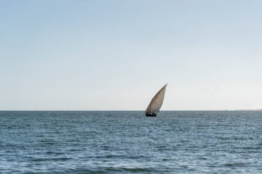 Hint okyanusunda günbatımında geleneksel balıkçı teknesi Zanzibar Adası, Tanzanya, Doğu Afrika