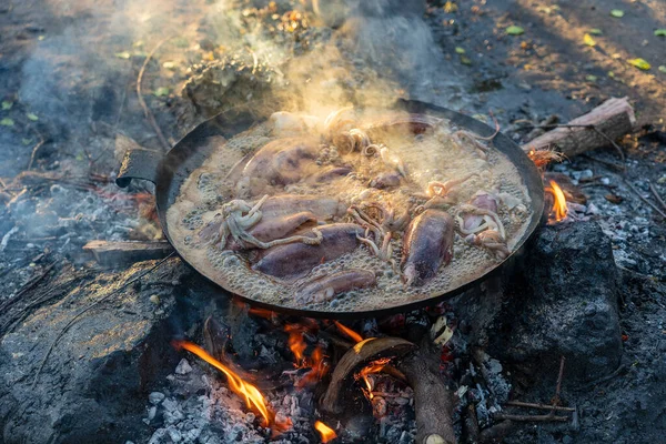 Verkäufer Braten Tintenfische Pflanzenöl Einer Großen Pfanne Über Offenem Feuer — Stockfoto