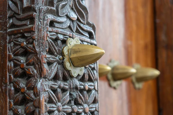 Close Van Een Oude Traditionele Houten Gesneden Deur Met Ornamenten — Stockfoto