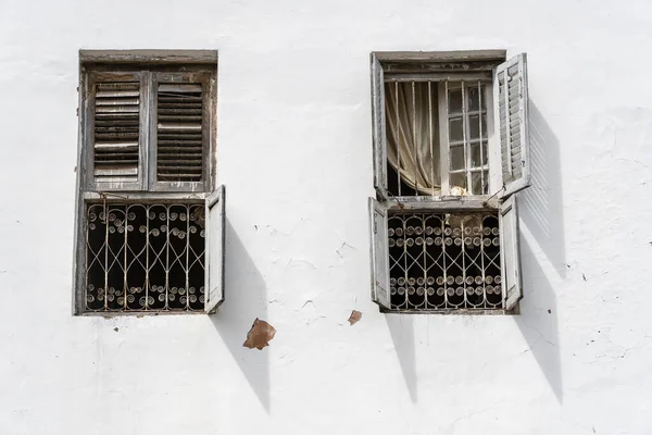 Vieja Ventana Con Persianas Madera Pared Estuco Blanco Stone Town — Foto de Stock