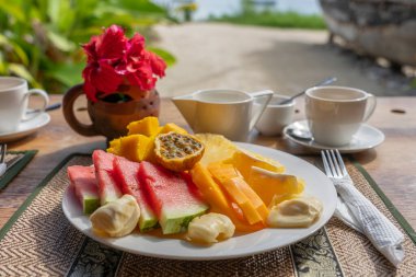 Kahvaltı tabağında tropik meyveler, yakın çekim. Taze karpuz, muz, tutku meyvesi, ananas, Jackfruit, mango, papaya, plaj restoranında yemek için portakal, ada Zanzibar, Tanzanya, Afrika