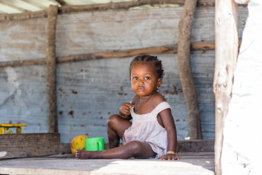 Zanzibar, Tanzanya - 11 Kasım 2019: Zanzibar Adası, Tanzanya, Doğu Afrika 'da bilinmeyen bir Afrikalı genç kız