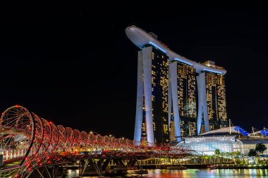 Singapur şehri, Singapur - 26 Şubat 2020: Marina Bay Sands oteli, Singapur 'da Marina Körfezi' nin gece görüşü ile birleşik bir tatil beldesidir.