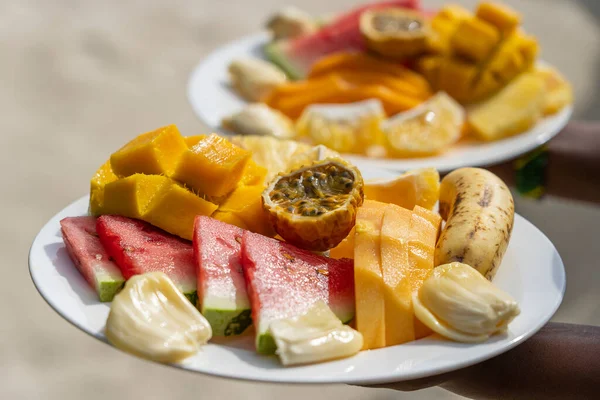 Trópusi Gyümölcsök Egy Reggelizőtányéron Közelről Friss Görögdinnye Banán Passiógyümölcs Ananász — Stock Fotó