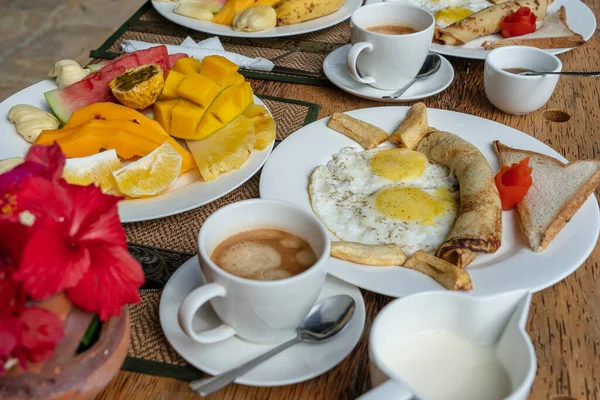 Desayuno Tropical Frutas Café Huevos Revueltos Tortitas Plátano Para Dos — Foto de Stock