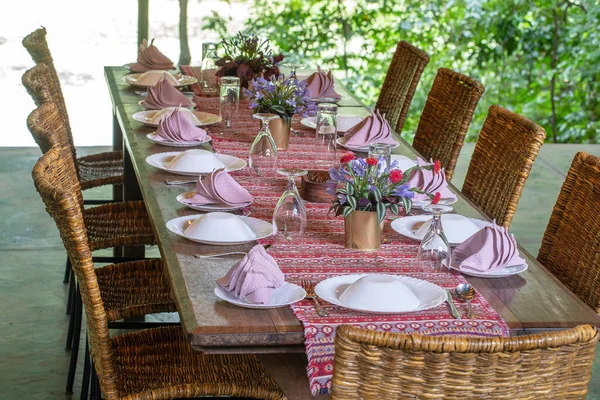 Servido Mesa Cadeiras Vime Terraço Restaurante Vazio Tanzânia África Oriental — Fotografia de Stock