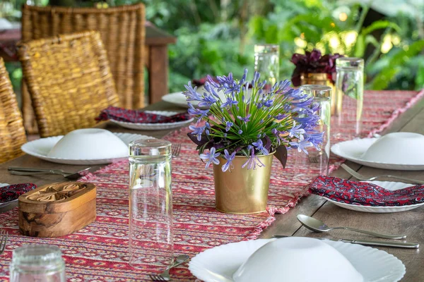 Table Chaises Rotin Servies Dans Une Terrasse Vide Tanzanie Afrique — Photo