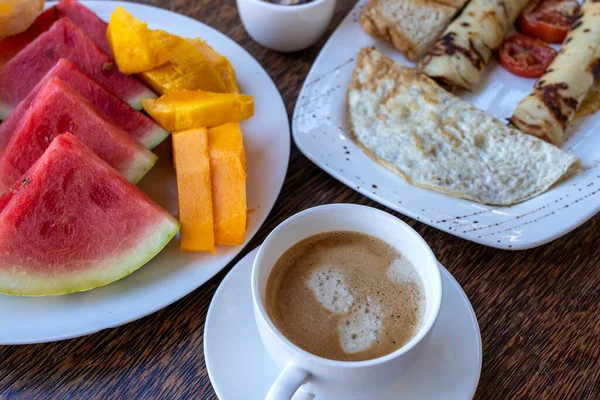 坦桑尼亚桑给巴尔岛酒店餐厅的热带早餐 有水果 炒鸡蛋和香蕉煎饼 尽收眼底 — 图库照片