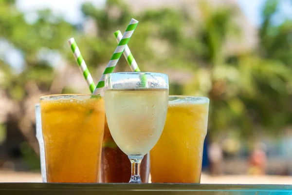 Lots Tropical Cocktails Fresh Juices Glass Goblets Tray Island Zanzibar — Stock Photo, Image