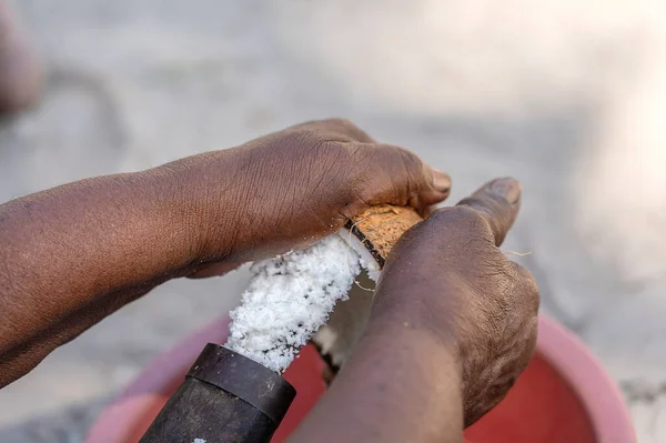 Preparación Copos Coco Una Herramienta Especial Para Cocos Casa Patio — Foto de Stock