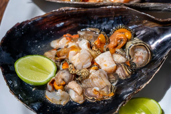 Carne Crua Amêijoa Uma Grande Concha Servida Para Comida Restaurante — Fotografia de Stock