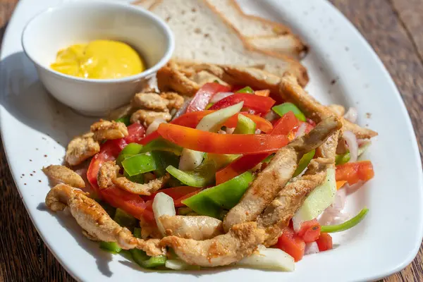 Filete Pollo Asado Con Verduras Pan Plato Blanco Cerrar — Foto de Stock