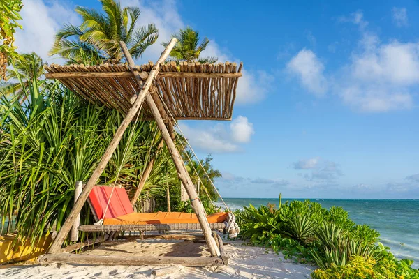 Altalena Legno Con Materasso Sotto Baldacchino Sulla Spiaggia Tropicale Vicino — Foto Stock