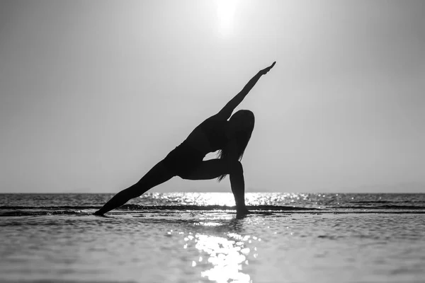 Silhouette Donna Piedi Posa Yoga Sulla Spiaggia Tropicale Durante Tramonto — Foto Stock