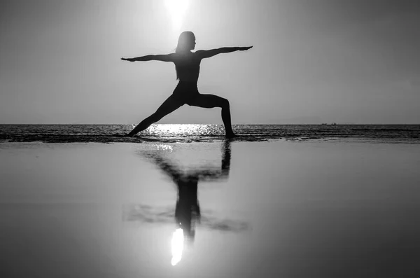 Silhouette Donna Piedi Posa Yoga Sulla Spiaggia Tropicale Durante Tramonto — Foto Stock