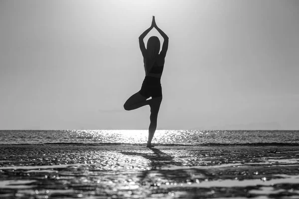 Silhouette Woman Standing Yoga Pose Tropical Beach Sunset Caucasian Girl — Stok fotoğraf