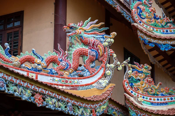 屋根の上にカラフルな龍の彫刻ベトナム ダナンの仏教寺院で 閉じろ — ストック写真