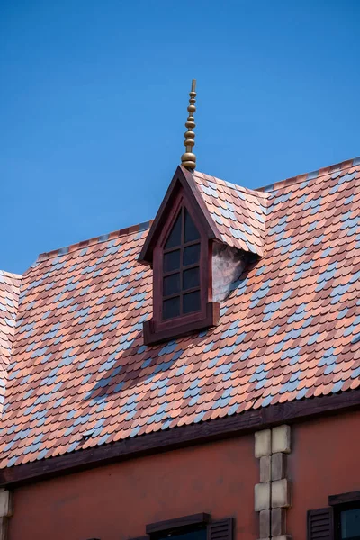 Kleine Gauben Und Ein Neues Dach Mit Dachziegeln Auf Der — Stockfoto