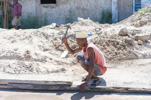 Zanzibar Tanzania November 2019 Unknown African Man Working Street Zanzibar — Stock Photo, Image