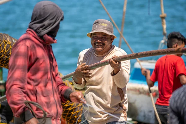 Kota Kinabalu Malaisie Février 2020 Des Pêcheurs Malaisiens Chargent Poisson — Photo