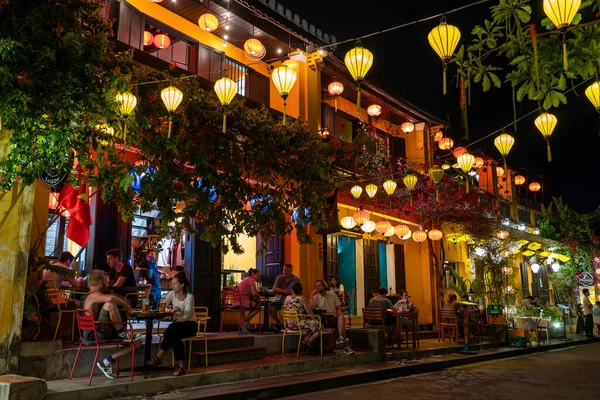 Hoi Vietnã Março 2020 Pessoas Descansam Restaurante Colorido Perto Rio — Fotografia de Stock