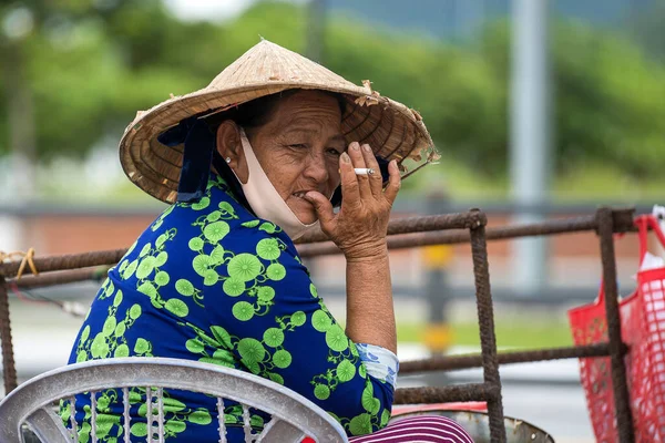 Danang Vietnam Abril 2020 Mujer Vietnamita Sombrero Paja Con Cigarrillo — Foto de Stock