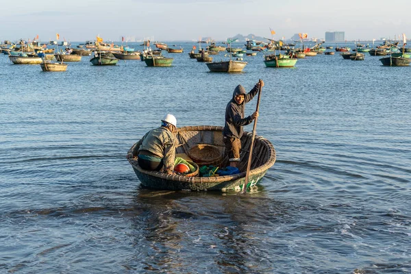 Danang Wietnam Kwietnia 2020 Wietnamski Rybak Tradycyjnej Okrągłej Tkanej Bambusowej — Zdjęcie stockowe
