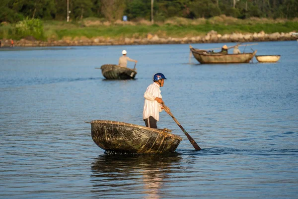 Danang Wietnam Kwietnia 2020 Wietnamski Rybak Tradycyjnej Okrągłej Tkanej Bambusowej — Zdjęcie stockowe