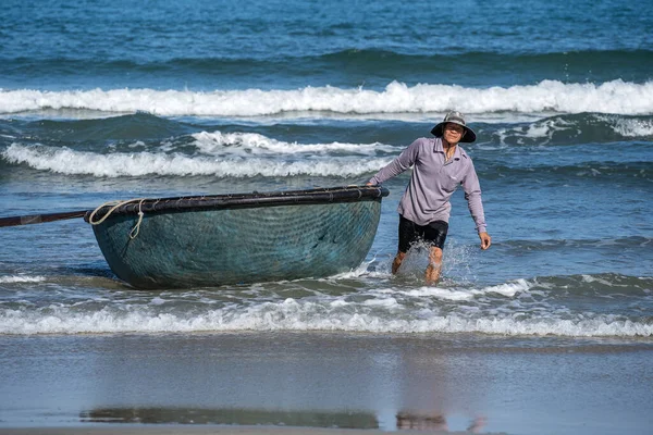 Danang Vietnam April 2020 Vietnamese Fisherman Traditional Woven Bamboo Boat — Stock Photo, Image