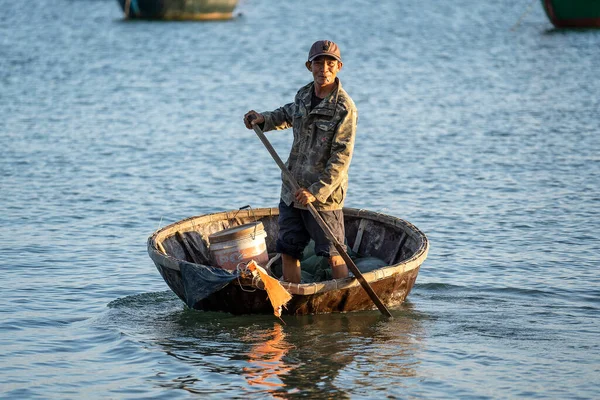Danang, Vietnam - 29 Nisan 2020: Vietnam 'da Danang, Vietnam yakınlarındaki açık denizde geçici yaşam salları için kürek çeken geleneksel, yuvarlak, bambu bir teknede Vietnamlı balıkçı. Buna Thung Chai de denir.