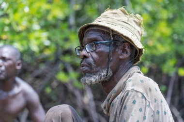 Zanzibar, Tanzanya - 16 Kasım 2019: Zanzibar adası, Tanzanya, Doğu Afrika yolunda çalışan bilinmeyen Afrikalı erkekler,
