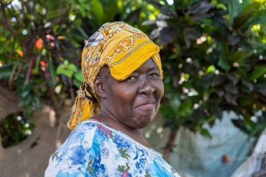 Zanzibar, Tanzanya - 16 Kasım 2019: Doğu Afrika, Tanzanya 'daki Zanzibar adasının yakınındaki sokakta yaşayan Afrikalı kadın