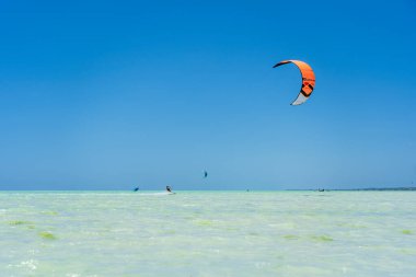 Zanzibar, Tanzanya - 11 Kasım 2019: Kitesurfer deniz suyunda sörf yapıyor, Zanzibar Adası, Tanzanya, Doğu Afrika 'da çekici bir spor.