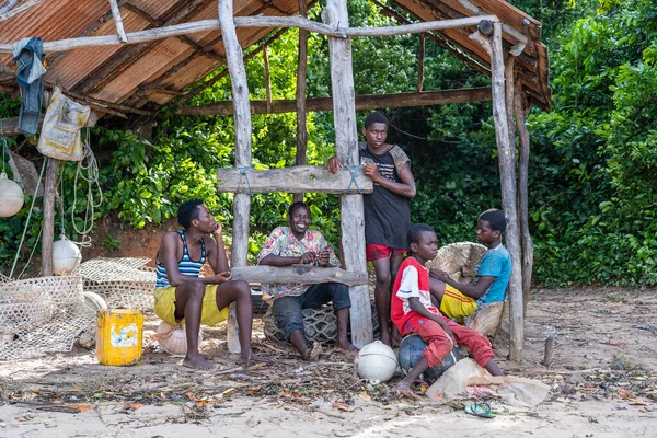 Zanzibar Tanzanie Listopad 2019 Afričtí Muži Chlapci Sedí Stínu Břehu — Stock fotografie