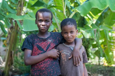 Zanzibar, Tanzanya - 16 Kasım 2019: Tanzanya, Doğu Afrika 'da Zanzibar adasının bir caddesinde kimliği belirsiz iki genç çocuk,