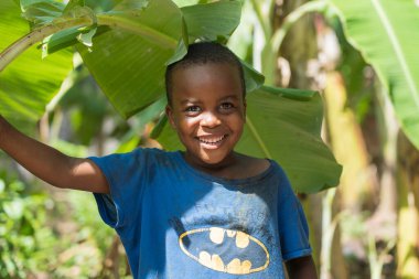 Zanzibar, Tanzanya - 16 Kasım 2019: Tanzanya, Doğu Afrika 'daki Zanzibar adasının bir caddesinde, bilinmeyen Afrikalı genç mutlu çocuk,
