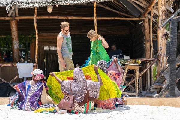 タンザニアのザンジバル 11月11 2019 アフリカの女性は タンザニア 東アフリカのザンジバル島の砂浜の海の近くに観光客のためのお土産や服を販売しています — ストック写真