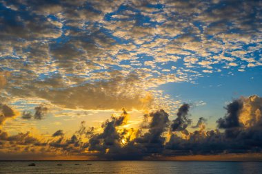 Hint Okyanusu üzerinde Tanzanya 'nın Zanzibar adasında, Doğu Afrika' da güzel bir gündoğumu. Seyahat ve doğa kavramı. Sabah gökyüzü, bulutlar, güneş ve deniz suyu